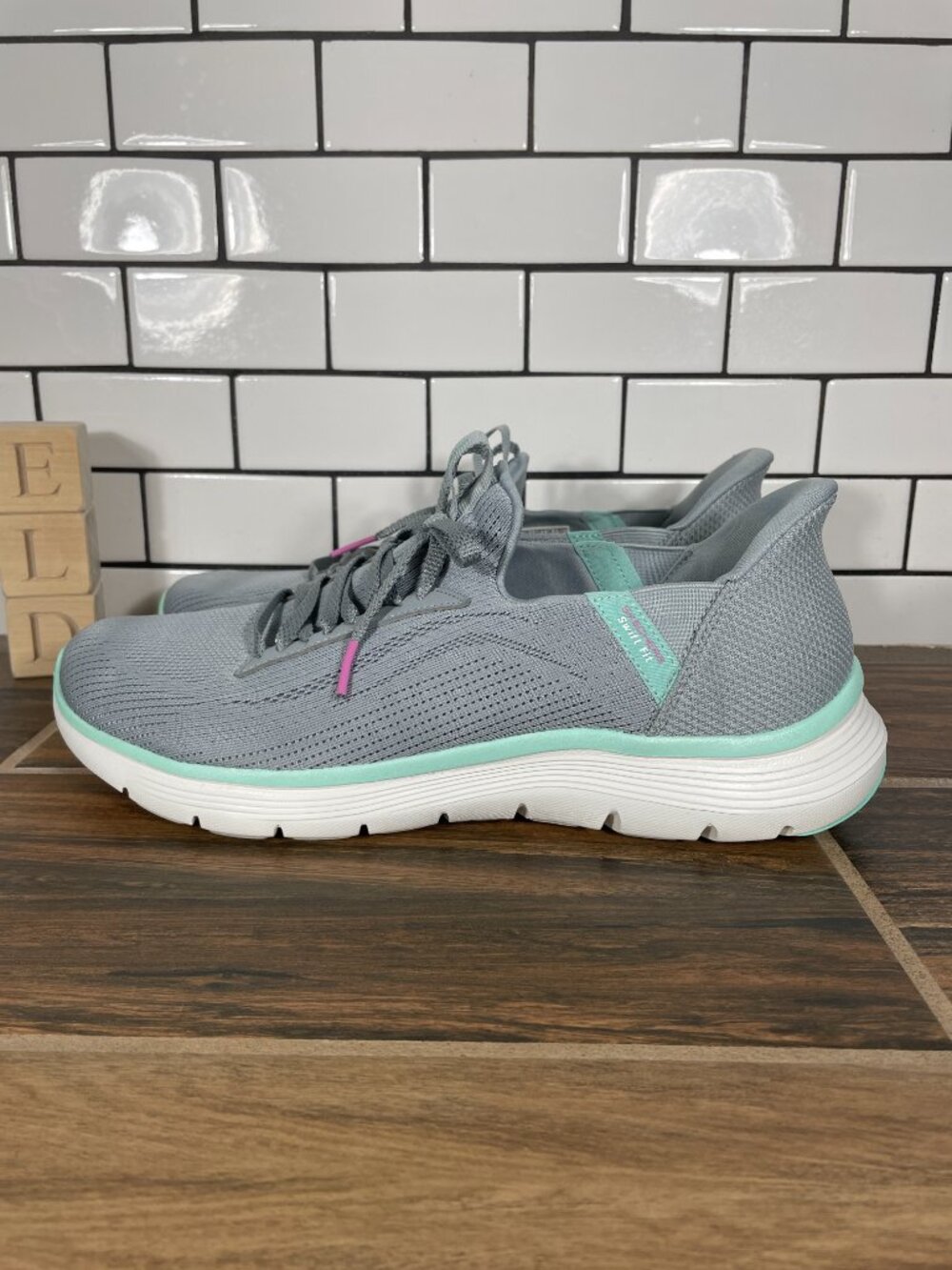 Skechers Swift Fit Shoes Womens Size 11 Gray Mint Hands Free Slip On Sneakers